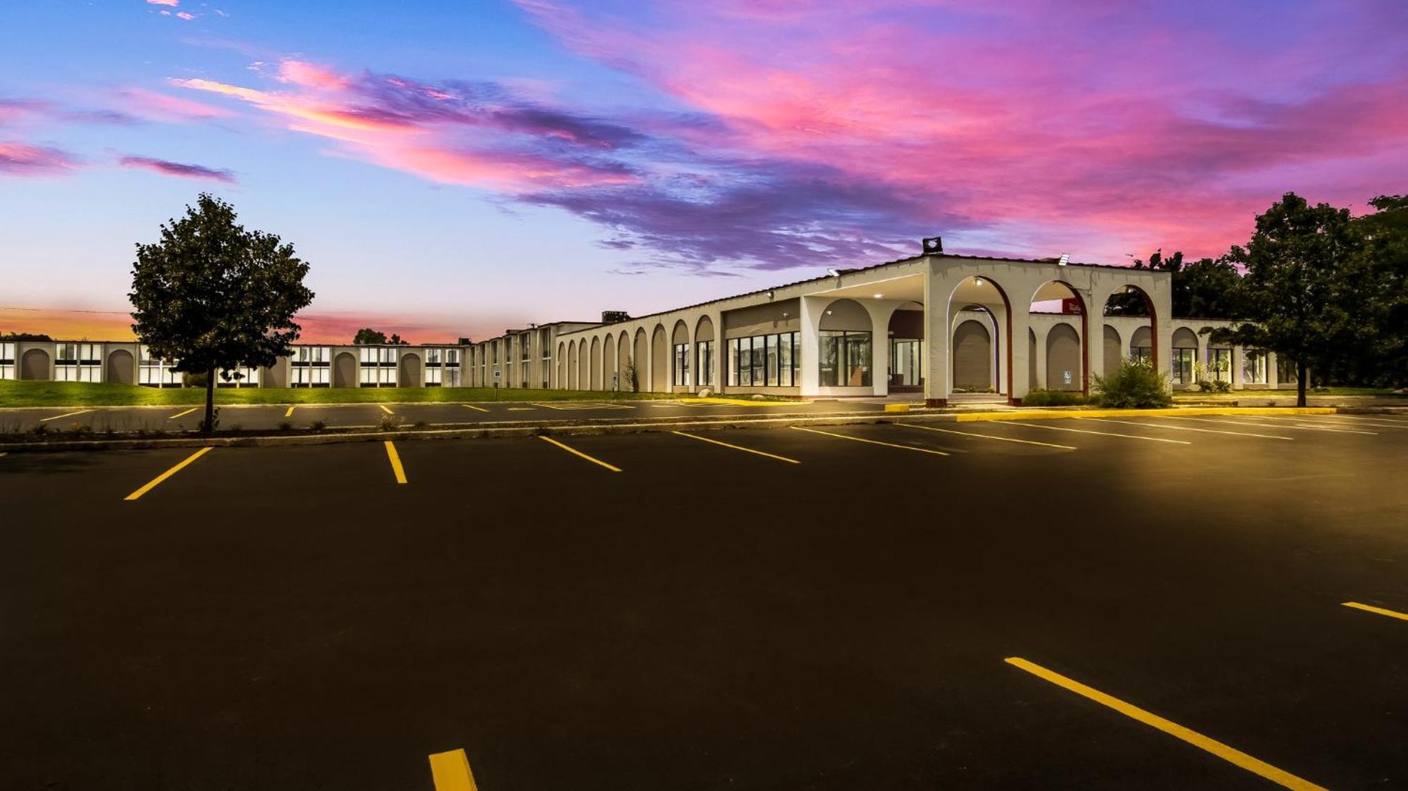 Hometowne Studios By Red Roof And Conference Center Chicago - N Aurora Naperville North Aurora المظهر الخارجي الصورة