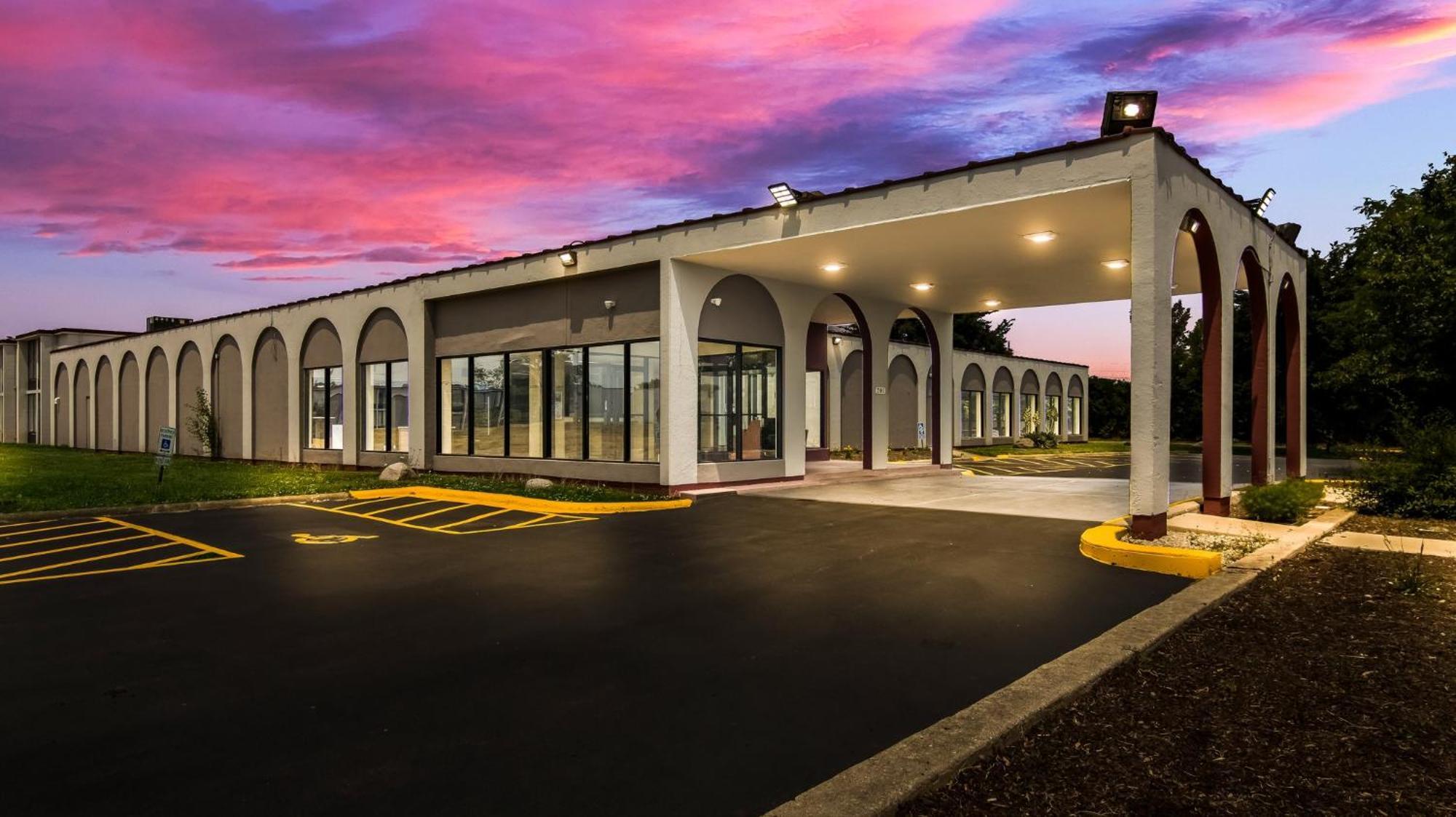 Hometowne Studios By Red Roof And Conference Center Chicago - N Aurora Naperville North Aurora المظهر الخارجي الصورة