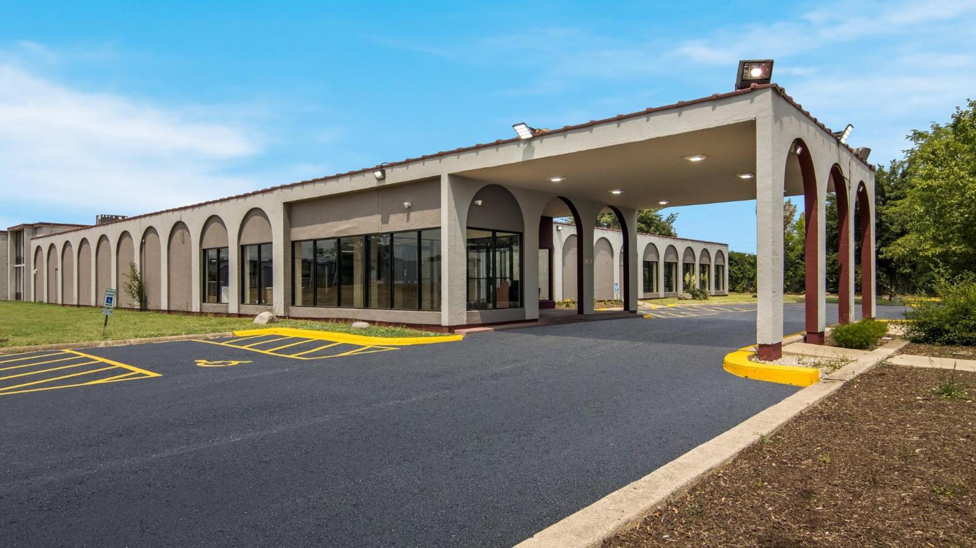 Hometowne Studios By Red Roof And Conference Center Chicago - N Aurora Naperville North Aurora المظهر الخارجي الصورة